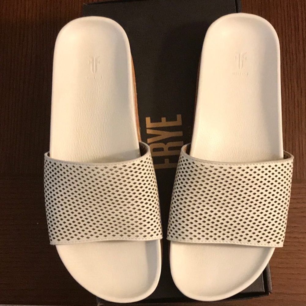 NEW WITH BOX FRYE  LILY PERF SLIDE